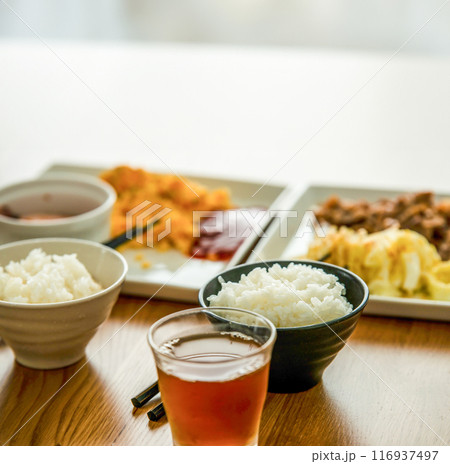 食事の置かれたテーブル 116937497