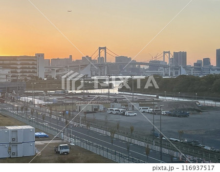 有明から望むレインボーブリッジの夕暮れ 上空に飛行機 有明から望むレインボーブリッジの夕暮れ 上空に飛行機 116937517