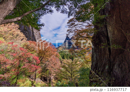 【群馬県】紅葉期の妙義山　石門めぐり　第一石門付近 116937717