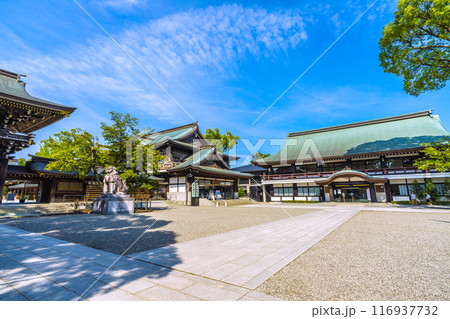 日本の寒川都市景観 相模國一之宮 寒川神社・社務所や八方除御祈念受付など望む=令和6年7月21日 日本の寒川都市景観 相模國一之宮 寒川神社・社務所や八方除御祈念受付など望む=令和6年7月21日 116937732