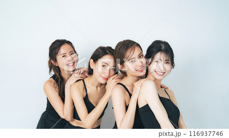 ミドル女性グループの美容イメージ　スキンケア　コスメ 116937746