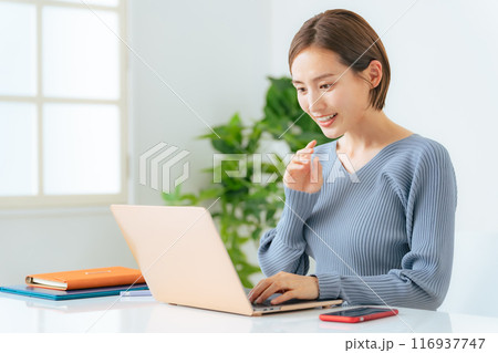 ノートパソコンで作業する女性 ノートパソコンで作業する女性 116937747