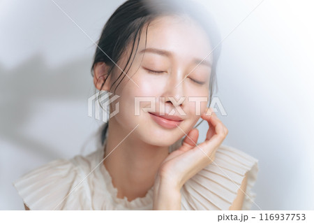 ナチュラルメイクの女性の美容イメージ 116937753