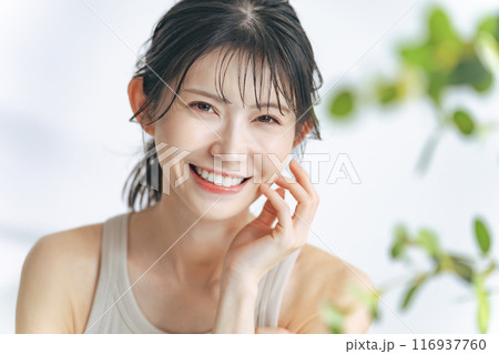 ナチュラルメイクの女性の美容イメージ 116937760