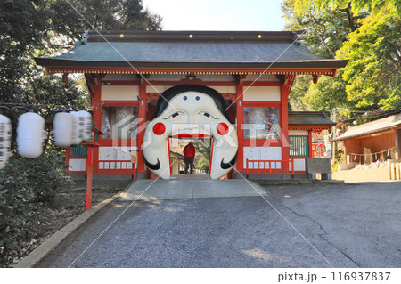 北九州市小倉南区にある蒲生八幡神社巨大お多福をくぐる人 116937837
