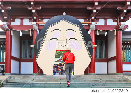 北九州市小倉北区にある篠崎八幡神社随神門と大お多福 116937849