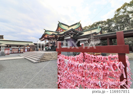 北九州市にある篠崎八幡神社拝殿と御籤結び 116937851