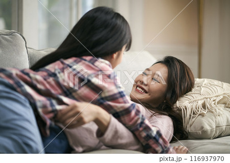 asian mother and daughter chatting at home 116937970