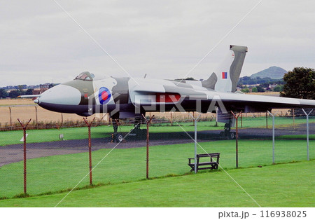 屋外に保存展示されている、アブロ・バルカン爆撃機（ネガフィルム・2000年撮影） 116938025