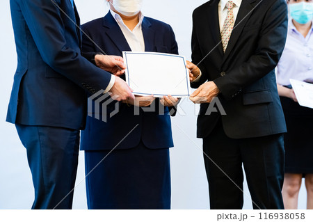 Photograph of the atmosphere during the ceremony of awarding an institution's certificate to trainees who have passed the test. Photograph of the atmosphere during the ceremony of awarding an institution's certificate to trainees who have passed the test. 116938058