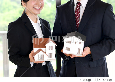 住宅模型を持つアジア人の男女の会社員 116938436