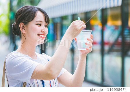 屋外で水を飲む若い女性 116938474