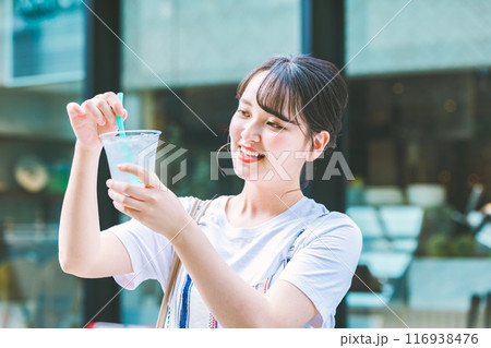 屋外で水を飲む若い女性 116938476