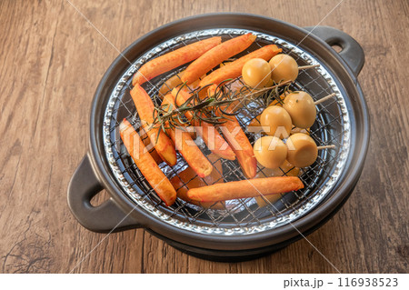 手作り燻製　Homemade smoked food at the campsite 116938523