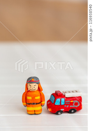 消防車と消防士 116938540