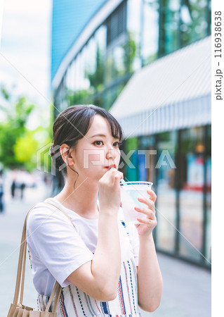 屋外で水を飲む若い女性 116938638