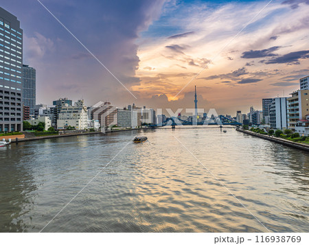 隅田川に架かる橋と街並み 116938769
