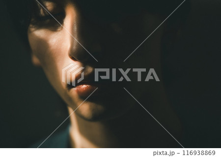 暗い雰囲気の男性のシルエット 116938869