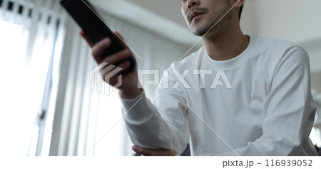 テレビを見る男性 116939052