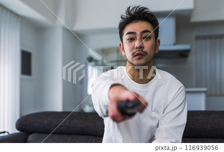 テレビを見る男性 116939056