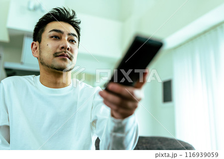テレビを見る男性 116939059