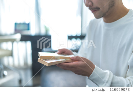 お金と男性 116939078