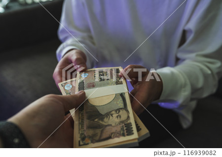 現金を渡す 116939082