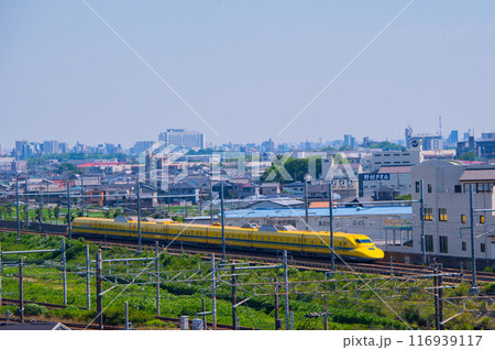 清州城から望む新幹線のお医者さんドクターイエロー 116939117