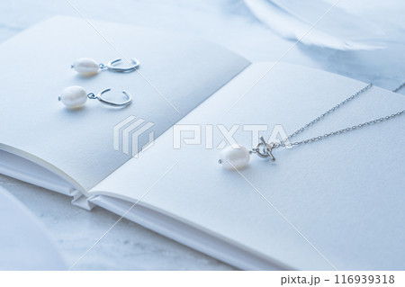 バロックパールのアクセサリー 淡水真珠のペンダントとイヤーカフ ホワイトブック プレゼントイメージ バロックパールのアクセサリー 淡水真珠のペンダントとイヤーカフ ホワイトブック プレゼントイメージ 116939318