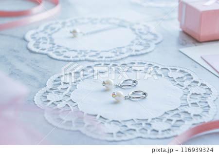 淡水真珠のフープイヤリングとペンダント　レースペーパー　リボン　プレゼントイメージ 116939324