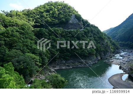 保津峡駅のホームから眺める保津川（桂川）の景色 116939914