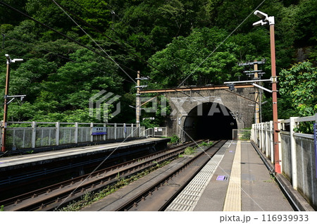 保津峡駅(山陰本線)の相対式ホームとトンネル 保津峡駅(山陰本線)の相対式ホームとトンネル 116939933
