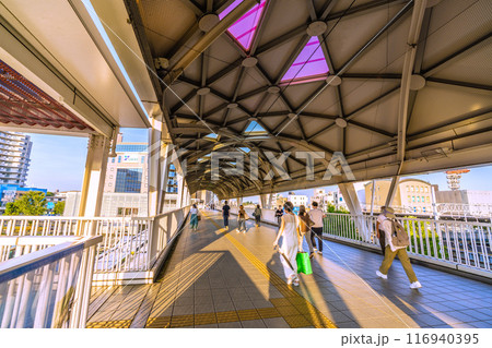 日本の藤沢都市景観　7月。東海道本線　辻堂駅・ペデストリアンデッキ…＝21日 116940395