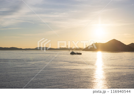海上から見た瀬戸内海、来島海峡の夕暮れの景色 116940544