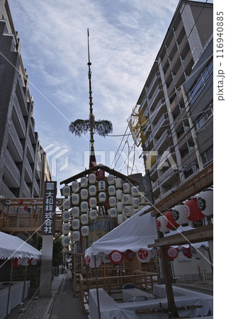 祇園祭　菊水鉾と室町通四条上ルの風景と街並み2 116940885