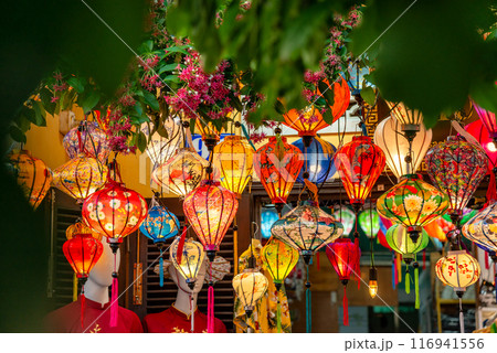Paper lanterns on the streets of old Asian town - Hoi An 116941556
