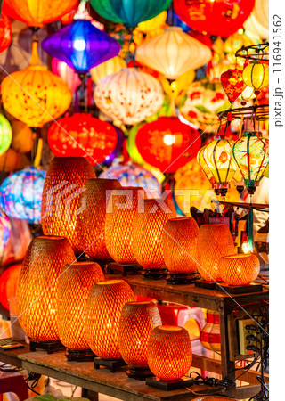 Paper lanterns on the streets of old Asian town - Hoi An 116941562