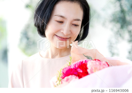 花束を持つシニア女性 116943006