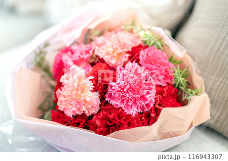 ソファーに置かれた花束 ソファーに置かれた花束 116943307