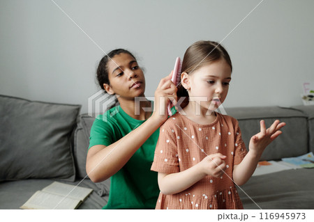 Child counting and bending her fingers 116945973