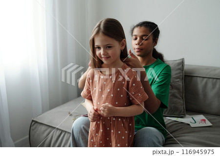 Braiding plaits on long hair of child 116945975