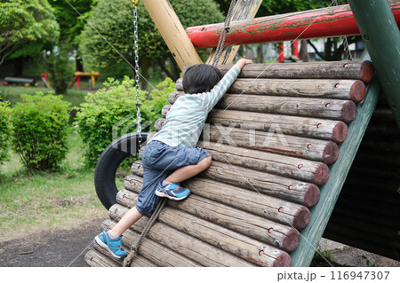 公園で遊ぶ男の子 116947307