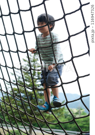 公園で遊ぶ男の子 116947326