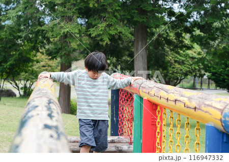 公園で遊ぶ男の子 116947332