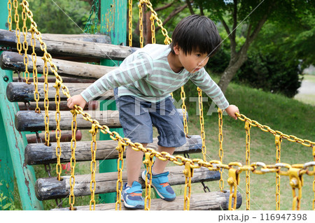 公園で遊ぶ男の子 116947398