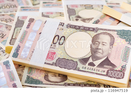 たくさんの一万円札の札束 116947519