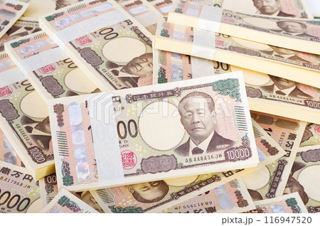 たくさんの一万円札の札束 116947520
