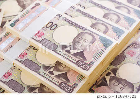 たくさんの一万円札の札束 116947523