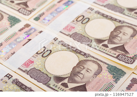たくさんの一万円札の札束 116947527