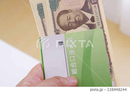 貯金通帳とたくさんのお金 貯金通帳とたくさんのお金 116948244